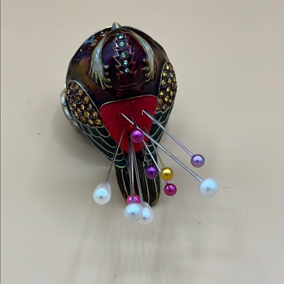 Vintage Decorative Bird Pin Cushion Box with Pins - Picture 7 of 8